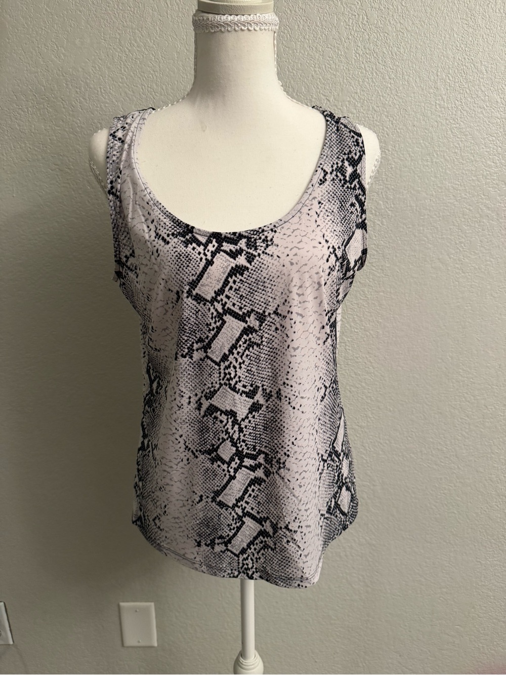 Ellen Tracy Snake Print Lace Back Tank Top Size M Made in USA Mixed Media Blouse